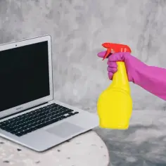 Czym czyścić ekran laptopa, aby uniknąć zarysowań i uszkodzeń?