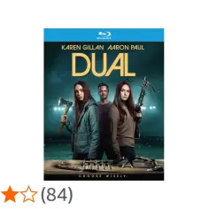 Plakat filmu "Dual" z Karen Gillan i Aaronem Paulem. Dwie identyczne kobiety z bronią, w tle stadion.