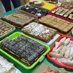 Mnóstwo pysznych ciast i ciasteczek na kiermasz szkolny: czekoladowe, z posypką, z cukrem pudrem, rogaliki.