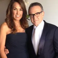 Robin Williams z żoną, Susan Schneider, w eleganckich strojach.