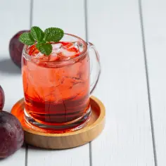 Zaskakujące drinki ze śliwowicą, które oczarują Twoich gości