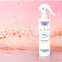 Spray zapachowy "Pudrowy Dotyk" na różowym tle. Pokazuje, dlaczego odświeżacze do tkanin w sprayu nie zastąpią tradycyjnego prania, bo tylko pranie usuwa brud i bakterie.