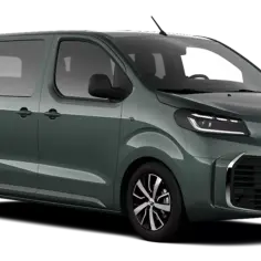Nowy, zielony toyota van Proace Verso z przyciemnianymi szybami i nowoczesnym designem. Idealny do transportu.