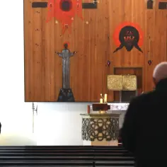 Wierni w kościele modlą się przed ikonami. Dyskusja o podatek na kościół trwa.