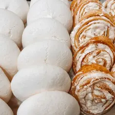 Puszyste bezy i zawijane ciasteczka z białek, idealne na słodkie co nieco.