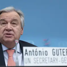 Sekretarz generalny ONZ, António Guterres, przemawia przy mikrofonie.