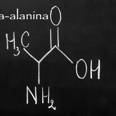Struktura chemiczna beta-alaniny na tablicy.