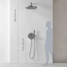 Wysokość baterii prysznicowej: deszczownica 200-220 cm, panel sterujący 110-130 cm. Sylwetka pokazuje idealne dopasowanie.