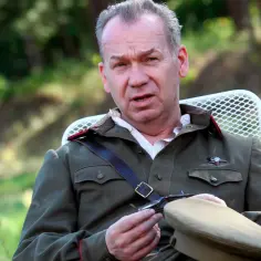 Mirosław Baka w wojskowym mundurze, przygotowuje się do kolejnego ujęcia w filmie.