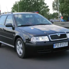 Czarna Skoda kombi, idealna na długie trasy. Szukasz niezniszczalne auta do 10 tys.? Ten model to strzał w dziesiątkę!