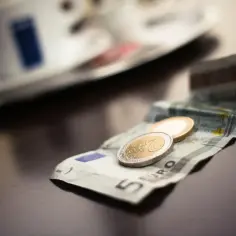Pięć euro i dwie monety. Taka waluta w Grecji wystarczy na kawę i ciastko.