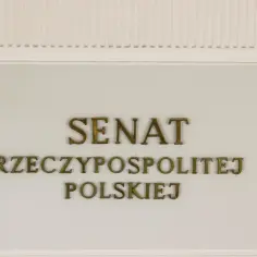 Napis "SENAT RZECZYPOSPOLITEJ POLSKIEJ" złotymi literami na jasnej ścianie.