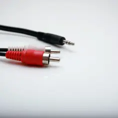 Kabelki RCA i jack 3.5mm. Zastanawiasz się, jak z monitora zrobić TV? Te kable mogą pomóc w podłączeniu dźwięku lub obrazu.