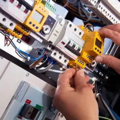 Jak wybrać dobrego elektryka? Porady, na które warto zwrócić uwagę
