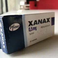 Opakowanie Xanax 0,5 mg z logo Pfizer. Wiele osób szuka informacji o Xanax recepta online, ale pamiętaj o bezpieczeństwie.