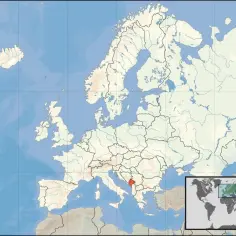 Mapa Europy z zaznaczoną Czarnogórą. Gdzie jest Czarnogóra? W południowo-wschodniej Europie, na Bałkanach.