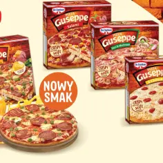 Kilka opakowań pizzy Guseppe Dr. Oetker i gotowa pizza z salami i papryką.