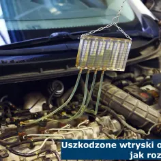 Diagnostyka lejących wtrysków diesel. Przyrząd do pomiaru przelewu paliwa podłączony do silnika.