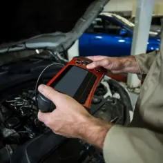 Mechanik sprawdza odłączenie akumulatora skutki za pomocą skanera diagnostycznego.