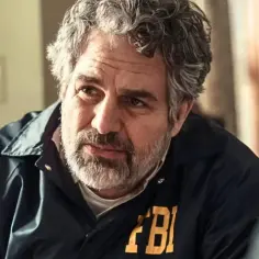 Mark Ruffalo w kurtce FBI, przypominający jego role w filmach, serialach i programach.