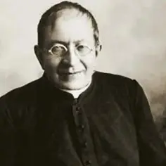 Portret Bronisława Markiewicza w czarnym stroju duchownym, w okularach.
