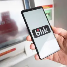 Telefon z logo blik przy bankomacie. Czyżby awaria?