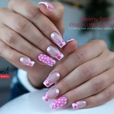 Krótkie paznokcie french w różowe kropki i białe końcówki. Uroczy manicure hybrydowy.