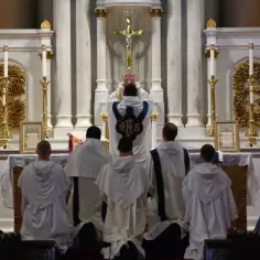 Msza trydencka ile trwa? Odkryj długość i znaczenie liturgii