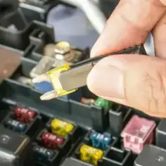Gdzie są bezpieczniki audi a3 8p i jak uniknąć problemów elektrycznych