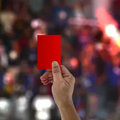 Co oznacza czerwona kartka w piłce nożnej i jej konsekwencje?