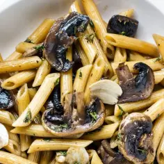Prosty przepis na makaron penne z pieczarkami, który zachwyci smakami