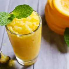 Orzeźwiająca granita pomarańczowa z miętą, idealna na upalne dni. Prosty przepis na domową granita.