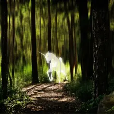 Magiczny jednorożec przemierza leśną ścieżkę, uosabiając potęgę matki natury.