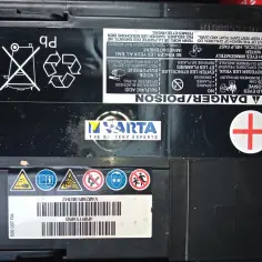 Akumulator Varta do Audi A6 C6. Oznaczenia ostrzegawcze i recyklingu.