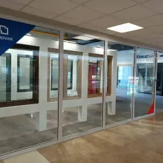 Salon z oknami i drzwiami, ekspozycja okien i drzwi, logo Budvar.