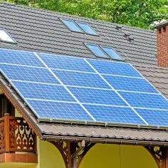 Panele słoneczne na dachu domu, zapewniające ekologiczną energię. System monitoruje produkcję prądu, a dane trafiają do centrum telemetria.