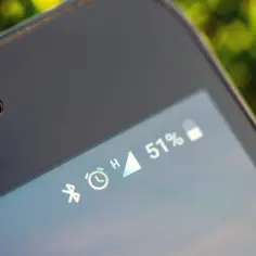 Zbliżenie na ekran smartfona z ikoną Bluetooth, zegarem i wskaźnikiem baterii 51%.