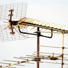 Antena dookólna czy kierunkowa – która lepiej odbiera sygnał?