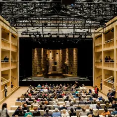 Widownia i scena nowoczesnego teatru, gdzie odbywa się spektakl. To miejsce, które wielu uważa za najlepszy teatr w Polsce.