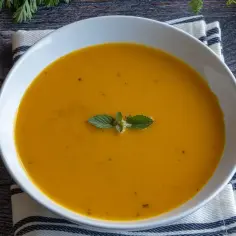 Aksamitna marchwianka z miętą, podana z chrupiącym chlebem. Idealna na chłodne dni.