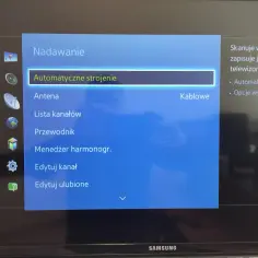 Menu telewizora z opcją "Automatyczne strojenie". Pomaga to, gdy telewizor gubi kanały telewizji naziemnej.