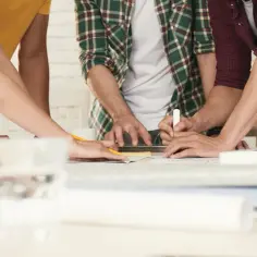 Zespół pracuje nad projektem, ucząc się podstaw przedsiębiorczości.