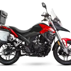 Czerwony Junak RX One 125 z kuframi, gotowy na zwiększenie mocy i dalekie podróże.