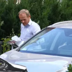Jakim samochodem jeździ Donald Tusk? Zaskakujące szczegóły o aucie
