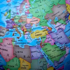 Mapa świata z zaznaczonymi krajami, gdzie żyją słowianie, od Europy Wschodniej po Bałkany.