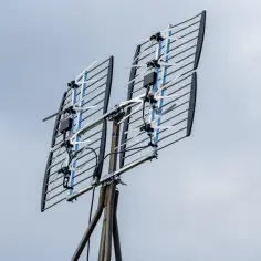 Antena naziemna z elementami odbiorczymi, gotowa do montażu. Dowiedz się, jak skierować antenę naziemną dla najlepszego sygnału.