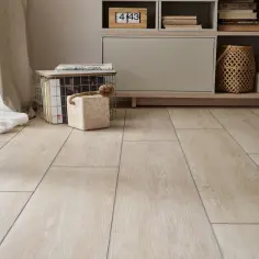 Jasne, jasne panele winylowe Artens tworzą przytulną atmosferę w salonie.