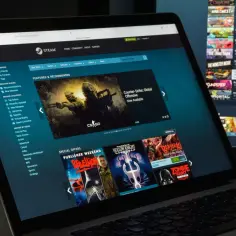 Ekran laptopa z otwartą stroną sklepu Steam, prezentującą gry i oferty.