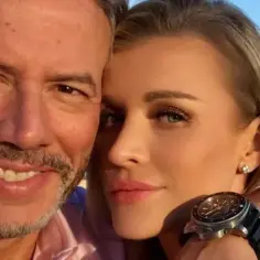 Douglas Nunes i jego partnerka cieszą się wspólnym czasem nad morzem.