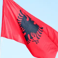 Ile trwa lot z Polski do Albanii? Sprawdź czas przelotu i porady
